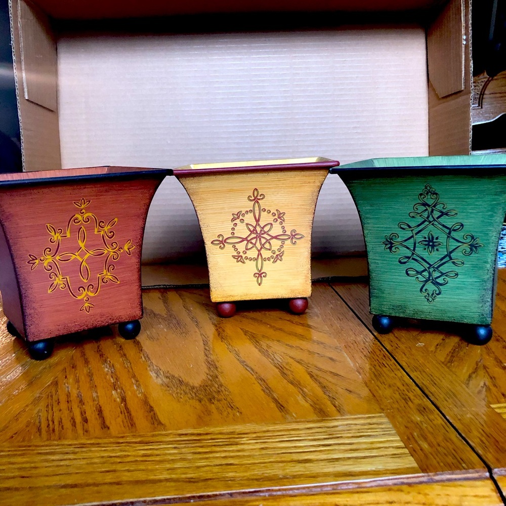 Southern Living at Home Tole Painted Pots Metal Planters Trio Ball Foot.